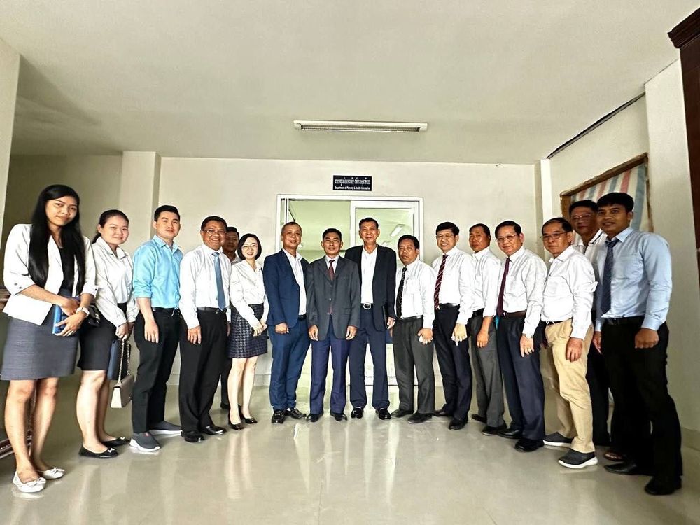 ក្រសួងសុខាភិបាលបានជួបប្រជុំពិភាក្សាជាមួយក្រុមហ៊ុនមិត្តហ្វូន (Metfone) ដើម្បីពង្រឹងកិច្ចសហការលើការធ្វើបរិវត្តកម្មឌីជីថល តាមរយៈការរៀបចំប្រព័ន្ធគ្រប់គ្រងមន្ទីរពេទ្យឆ្លាតវៃ និងប្រព័ន្ធគ្រប់គ្រងការបញ្ជូនអ្នកជំងឺសង្គ្រោះបន្ទាន់ឱ្យកាន់តែមានប្រសិទ្ធភាព 3