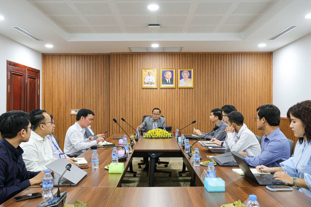 ឯកឧត្តមបណ្ឌិត គឹម សន្តិភាព រដ្ឋលេខាធិការក្រសួងយុត្តិធម៌ អញ្ជើញដឹកនាំកិច្ចប្រជុំពិនិត្យរៀបចំការតភ្ជាប់ប្រព័ន្ធព្រឹត្តិបត្រថ្កោលទោសឌីជីថលជាមួយថ្នាលផ្លាស់ប្តូរទិន្នន័យកម្ពុជា (CamDX) ដើម្បីសម្រួលដល់ការស្នើសុំព្រឹត្តិបត្រថ្កោលទោសពីសំណាក់ធុរជន