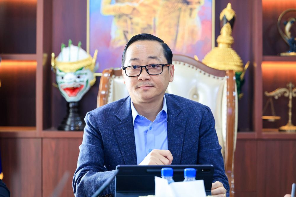 ឯកឧត្តមបណ្ឌិត គឹម សន្តិភាព រដ្ឋលេខាធិការក្រសួងយុត្តិធម៌ បានអញ្ជើញដឹកនាំកិច្ចប្រជុំពិនិត្យផ្តល់យោបល់លើការរៀបចំប្រព័ន្ធបញ្ជូនឯកសារឱ្យបានឆាប់រហ័សពីស្ថាប័នតុលាការមកអគ្គនាយកដ្ឋានកិច្ចការទោសព្រហ្មទណ្ឌក្រសួងយុត្តិធម៌ តាមរយៈ Cloud របស់ក្រសួងយុត្តិធម៌ ដោយមានការអញ្ជើញចូលរួមពី ឯកឧត្តមបណ្ឌិត ផេង សុខលាភ អនុរដ្ឋលេខាធិការ និងជាប្រធានក្រុមការងារបច្ចេកទេសដើម្បីអនុវត្តការងារជម្រុញឌីជីថលូបនីយកម្មក្រសួងយុត្តិធម៌ 1