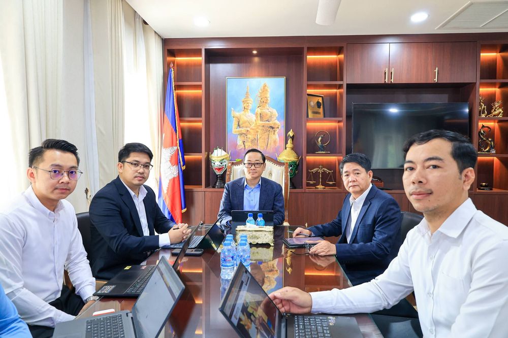 ឯកឧត្តមបណ្ឌិត គឹម សន្តិភាព រដ្ឋលេខាធិការក្រសួងយុត្តិធម៌ បានអញ្ជើញដឹកនាំកិច្ចប្រជុំពិនិត្យផ្តល់យោបល់លើការរៀបចំប្រព័ន្ធបញ្ជូនឯកសារឱ្យបានឆាប់រហ័សពីស្ថាប័នតុលាការមកអគ្គនាយកដ្ឋានកិច្ចការទោសព្រហ្មទណ្ឌក្រសួងយុត្តិធម៌ តាមរយៈ Cloud របស់ក្រសួងយុត្តិធម៌ ដោយមានការអញ្ជើញចូលរួមពី ឯកឧត្តមបណ្ឌិត ផេង សុខលាភ អនុរដ្ឋលេខាធិការ និងជាប្រធានក្រុមការងារបច្ចេកទេសដើម្បីអនុវត្តការងារជម្រុញឌីជីថលូបនីយកម្មក្រសួងយុត្តិធម៌