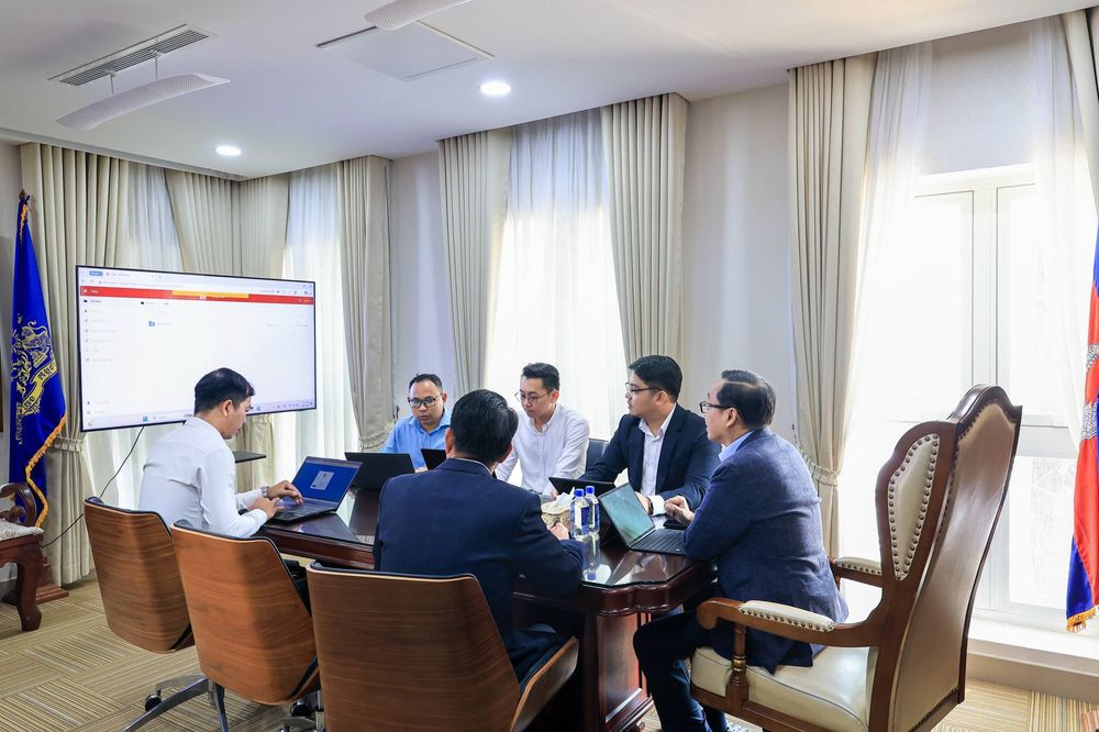 ឯកឧត្តមបណ្ឌិត គឹម សន្តិភាព រដ្ឋលេខាធិការក្រសួងយុត្តិធម៌ បានអញ្ជើញដឹកនាំកិច្ចប្រជុំពិនិត្យផ្តល់យោបល់លើការរៀបចំប្រព័ន្ធបញ្ជូនឯកសារឱ្យបានឆាប់រហ័សពីស្ថាប័នតុលាការមកអគ្គនាយកដ្ឋានកិច្ចការទោសព្រហ្មទណ្ឌក្រសួងយុត្តិធម៌ តាមរយៈ Cloud របស់ក្រសួងយុត្តិធម៌ ដោយមានការអញ្ជើញចូលរួមពី ឯកឧត្តមបណ្ឌិត ផេង សុខលាភ អនុរដ្ឋលេខាធិការ និងជាប្រធានក្រុមការងារបច្ចេកទេសដើម្បីអនុវត្តការងារជម្រុញឌីជីថលូបនីយកម្មក្រសួងយុត្តិធម៌ 4
