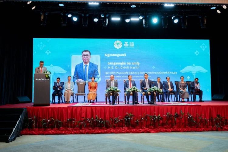 ផតថលអត្តសញ្ញាណកម្មគ្រួសារក្រីក្រ បានដាក់ឱ្យដំណើរការជាផ្លូវការ លើថ្នាលឌីជីថលគាំពារសង្គមកម្ពុជា ដែលនឹងជួយបង្កើនប្រសិទ្ធភាព តម្លាភាពក្នុងការកំណត់អត្តសញ្ញាណពលរដ្ឋគោលដៅ ជាពិសេសស្រ្តី និងការផ្តល់សេវាគាំពារសង្គម ដើម្បីឆ្លើយតបទៅនឹងតម្រូវការរបស់ពលរដ្ឋបានទាន់ពេលវេលា និងប្រកបដោយបរិយាបន្ន 1